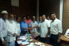 anna-nagar-masjid-handing-over-contribution-to-oruma